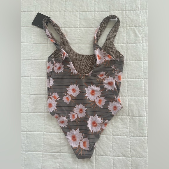 Acacia Swimwear NWT Palm Springs one price in Dragon Stripe - Picture 4 of 6